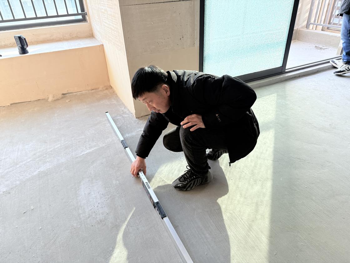地面平整检查现场